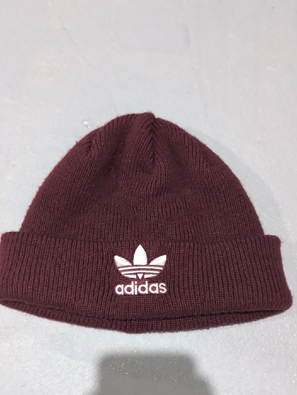 adidas Originals maroon knit beanie with white trefoil. Knit Hat. Tuque.